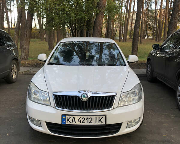Белый Шкода Октавия, объемом двигателя 1.8 л и пробегом 240 тыс. км за 7500 $, фото 1 на Automoto.ua