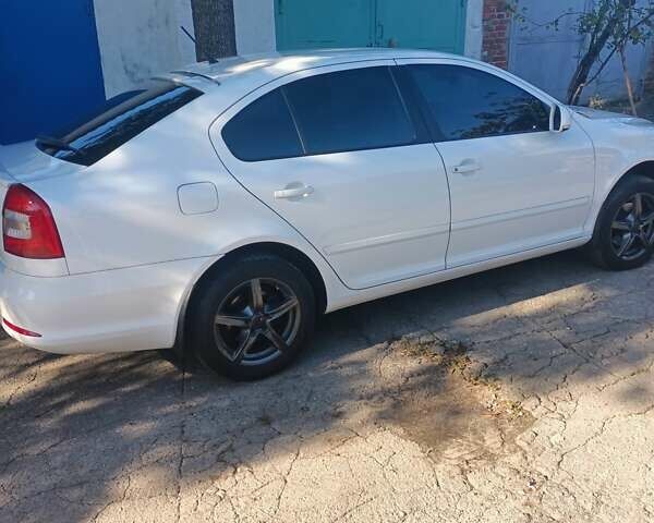 Белый Шкода Октавия, объемом двигателя 1.8 л и пробегом 230 тыс. км за 8200 $, фото 1 на Automoto.ua