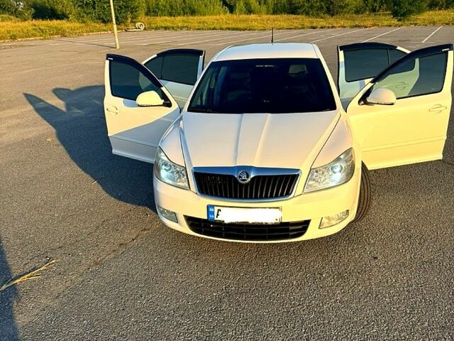 Белый Шкода Октавия, объемом двигателя 1.6 л и пробегом 264 тыс. км за 7500 $, фото 1 на Automoto.ua