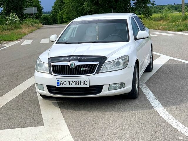 Белый Шкода Октавия, объемом двигателя 2 л и пробегом 230 тыс. км за 8100 $, фото 1 на Automoto.ua