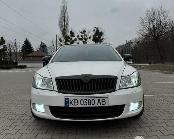 Білий Шкода Октавія, об'ємом двигуна 1.8 л та пробігом 132 тис. км за 10600 $, фото 1 на Automoto.ua