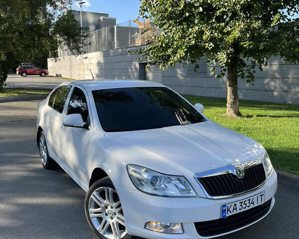 Белый Шкода Октавия, объемом двигателя 1.8 л и пробегом 99 тыс. км за 9900 $, фото 1 на Automoto.ua