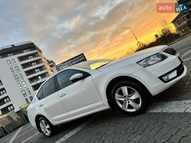 Білий Шкода Октавія, об'ємом двигуна 1.6 л та пробігом 232 тис. км за 10400 $, фото 1 на Automoto.ua