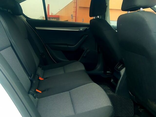 Білий Шкода Октавія, об'ємом двигуна 1.6 л та пробігом 287 тис. км за 9300 $, фото 1 на Automoto.ua