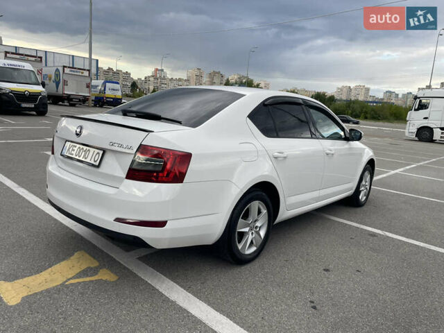 Белый Шкода Октавия, объемом двигателя 1.6 л и пробегом 175 тыс. км за 16000 $, фото 1 на Automoto.ua