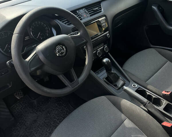 Белый Шкода Октавия, объемом двигателя 1.2 л и пробегом 322 тыс. км за 8300 $, фото 1 на Automoto.ua