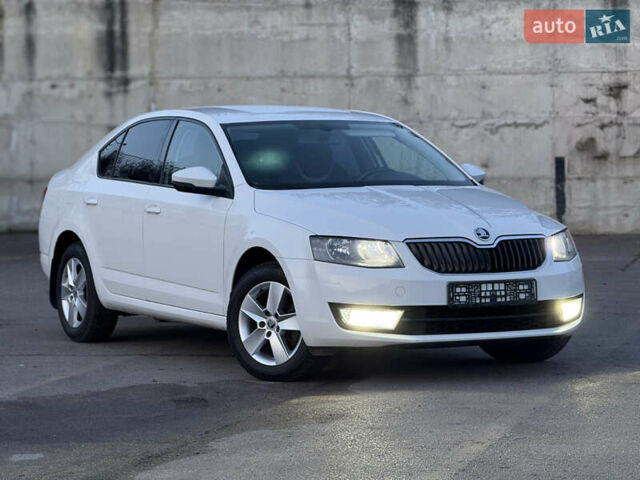 Белый Шкода Октавия, объемом двигателя 2 л и пробегом 163 тыс. км за 13999 $, фото 1 на Automoto.ua