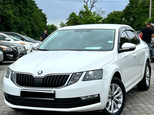 Белый Шкода Октавия, объемом двигателя 1.6 л и пробегом 280 тыс. км за 13000 $, фото 1 на Automoto.ua