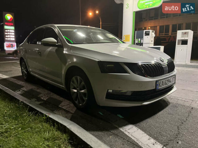 Белый Шкода Октавия, объемом двигателя 1.6 л и пробегом 214 тыс. км за 12200 $, фото 1 на Automoto.ua