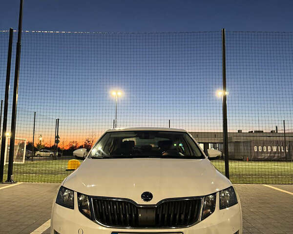 Белый Шкода Октавия, объемом двигателя 1.6 л и пробегом 247 тыс. км за 12800 $, фото 1 на Automoto.ua