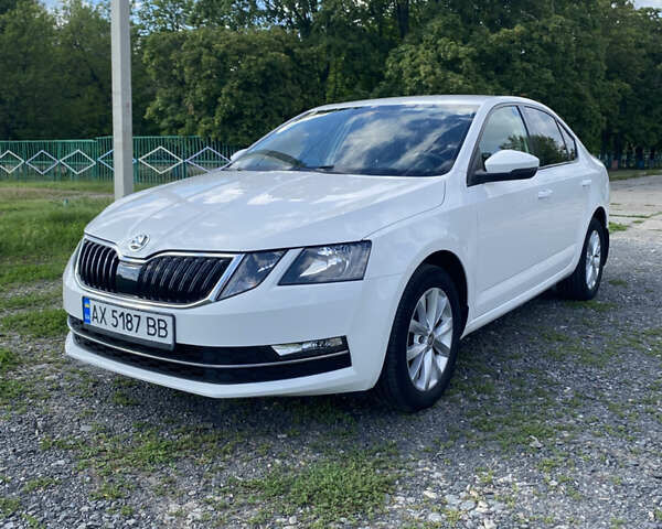 Белый Шкода Октавия, объемом двигателя 1.8 л и пробегом 102 тыс. км за 17300 $, фото 1 на Automoto.ua
