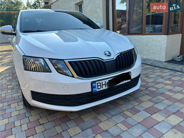 Белый Шкода Октавия, объемом двигателя 1.6 л и пробегом 230 тыс. км за 12300 $, фото 1 на Automoto.ua