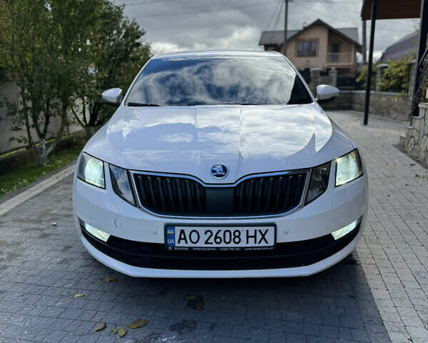 Білий Шкода Октавія, об'ємом двигуна 2 л та пробігом 302 тис. км за 15700 $, фото 1 на Automoto.ua