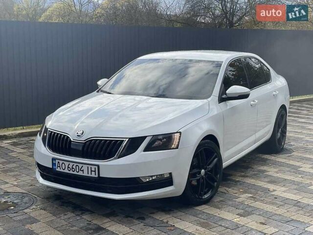 Білий Шкода Октавія, об'ємом двигуна 1.6 л та пробігом 300 тис. км за 10800 $, фото 1 на Automoto.ua