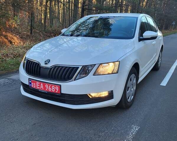 Белый Шкода Октавия, объемом двигателя 1.6 л и пробегом 220 тыс. км за 11500 $, фото 1 на Automoto.ua