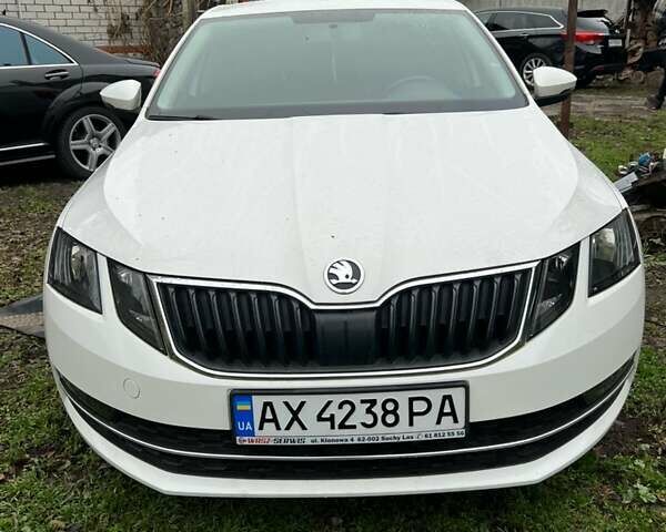 Белый Шкода Октавия, объемом двигателя 1.6 л и пробегом 229 тыс. км за 13800 $, фото 1 на Automoto.ua