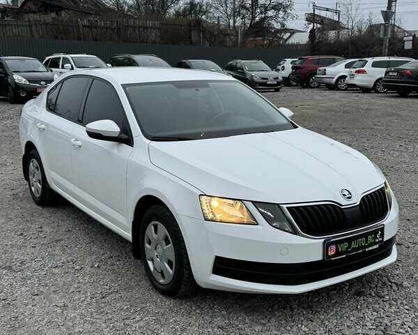 Белый Шкода Октавия, объемом двигателя 1.6 л и пробегом 175 тыс. км за 13999 $, фото 1 на Automoto.ua