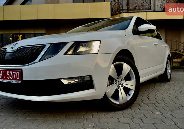 Белый Шкода Октавия, объемом двигателя 1.6 л и пробегом 210 тыс. км за 12999 $, фото 1 на Automoto.ua