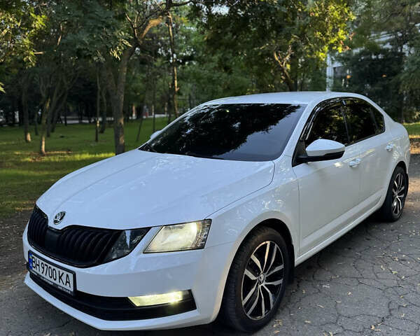 Белый Шкода Октавия, объемом двигателя 1.6 л и пробегом 141 тыс. км за 16000 $, фото 1 на Automoto.ua