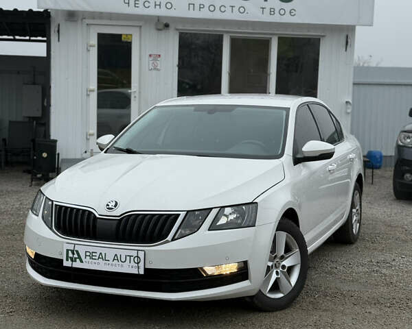Белый Шкода Октавия, объемом двигателя 1.6 л и пробегом 64 тыс. км за 15400 $, фото 1 на Automoto.ua