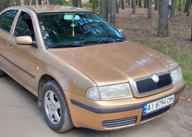 Бежевый Шкода Октавия, объемом двигателя 1.6 л и пробегом 321 тыс. км за 3800 $, фото 1 на Automoto.ua