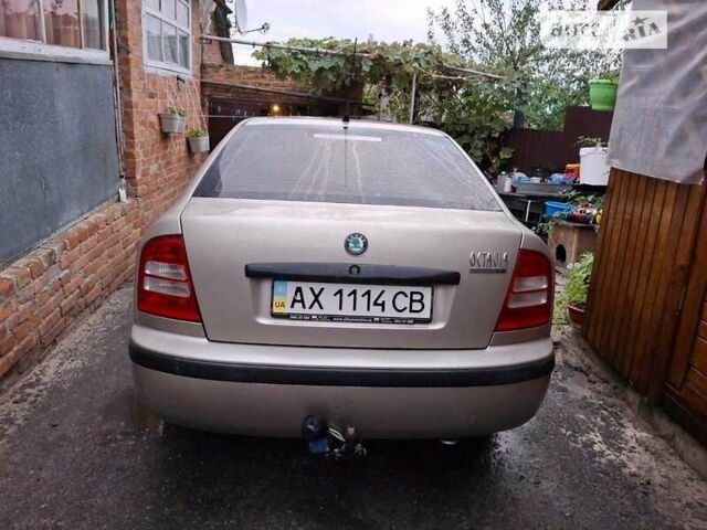 Бежевый Шкода Октавия, объемом двигателя 1.6 л и пробегом 235 тыс. км за 4800 $, фото 1 на Automoto.ua