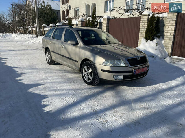 Бежевый Шкода Октавия, объемом двигателя 1.6 л и пробегом 220 тыс. км за 4950 $, фото 1 на Automoto.ua