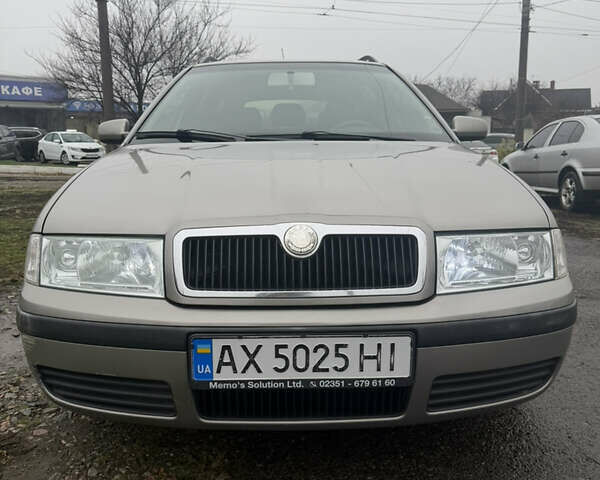 Бежевый Шкода Октавия, объемом двигателя 1.6 л и пробегом 300 тыс. км за 5500 $, фото 1 на Automoto.ua