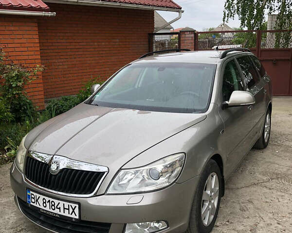 Бежевый Шкода Октавия, объемом двигателя 1.8 л и пробегом 220 тыс. км за 7400 $, фото 1 на Automoto.ua