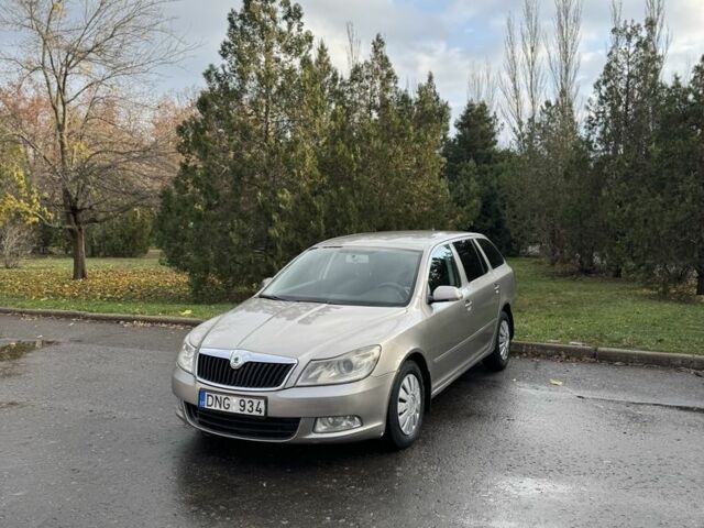 Бежевий Шкода Октавія, об'ємом двигуна 2 л та пробігом 250 тис. км за 3650 $, фото 1 на Automoto.ua