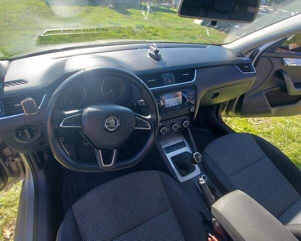 Бежевый Шкода Октавия, объемом двигателя 1.6 л и пробегом 245 тыс. км за 10800 $, фото 1 на Automoto.ua