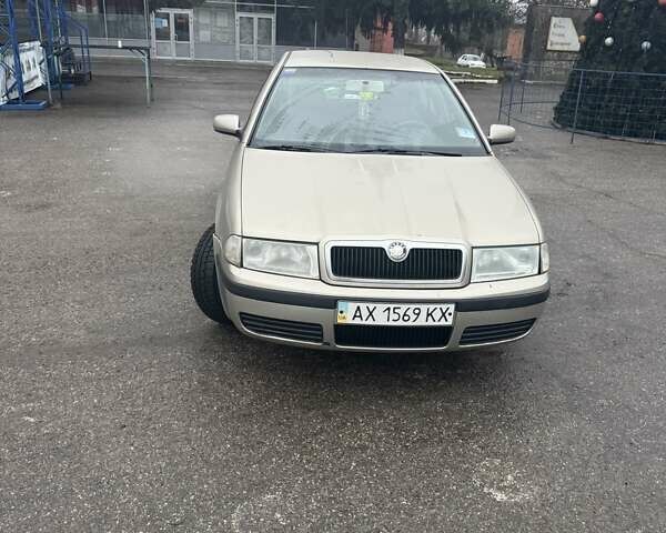 Бежевый Шкода Октавия, объемом двигателя 1.6 л и пробегом 300 тыс. км за 4000 $, фото 1 на Automoto.ua