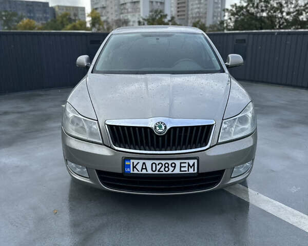 Бежевый Шкода Октавия, объемом двигателя 1.6 л и пробегом 242 тыс. км за 6800 $, фото 1 на Automoto.ua