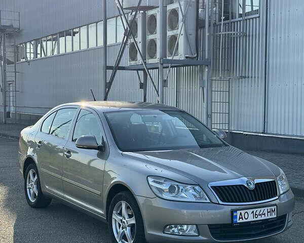 Шкода Октавія 2011 у Виноградове на Automoto.ua Бежевий Шкода Октавія, об'ємом двигуна 1.6 л та пробігом 320 тис. км за 7500 $, фото 1 на Automoto.ua