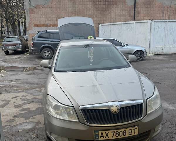 Бежевый Шкода Октавия, объемом двигателя 1.8 л и пробегом 167 тыс. км за 9999 $, фото 1 на Automoto.ua