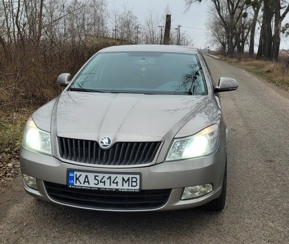 Бежевый Шкода Октавия, объемом двигателя 1.8 л и пробегом 316 тыс. км за 7800 $, фото 1 на Automoto.ua