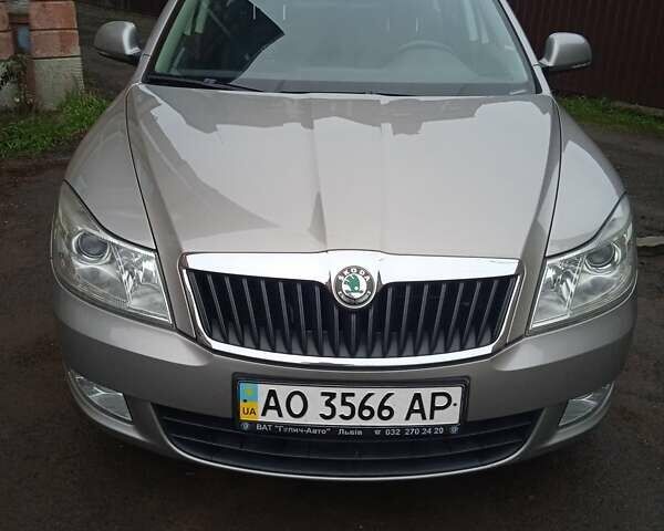 Бежевый Шкода Октавия, объемом двигателя 1.6 л и пробегом 250 тыс. км за 9000 $, фото 1 на Automoto.ua