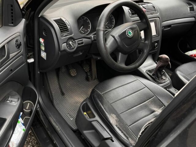Черный Шкода Октавия, объемом двигателя 1.6 л и пробегом 204 тыс. км за 7800 $, фото 1 на Automoto.ua