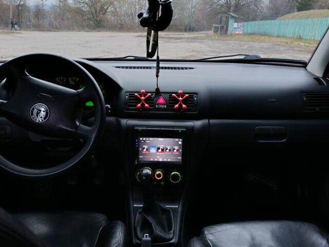 Черный Шкода Октавия, объемом двигателя 1 л и пробегом 256 тыс. км за 5300 $, фото 1 на Automoto.ua