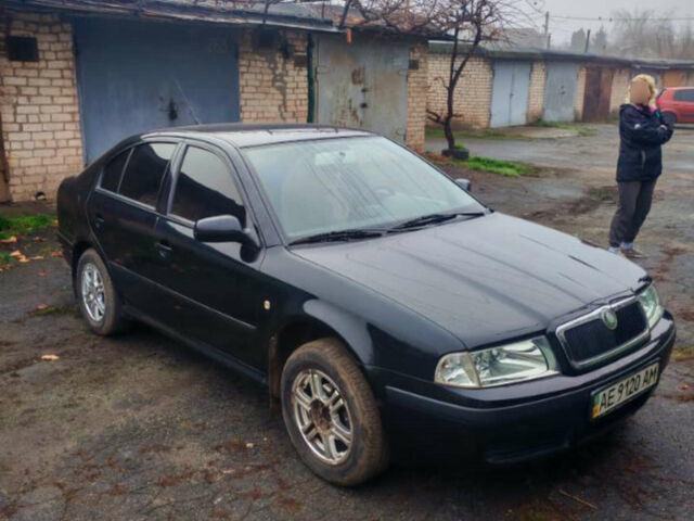 Черный Шкода Октавия, объемом двигателя 1.6 л и пробегом 200 тыс. км за 5500 $, фото 1 на Automoto.ua