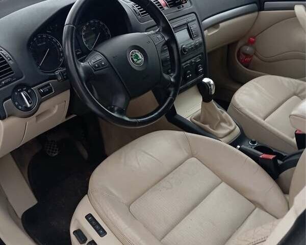 Черный Шкода Октавия, объемом двигателя 1.6 л и пробегом 218 тыс. км за 6200 $, фото 1 на Automoto.ua