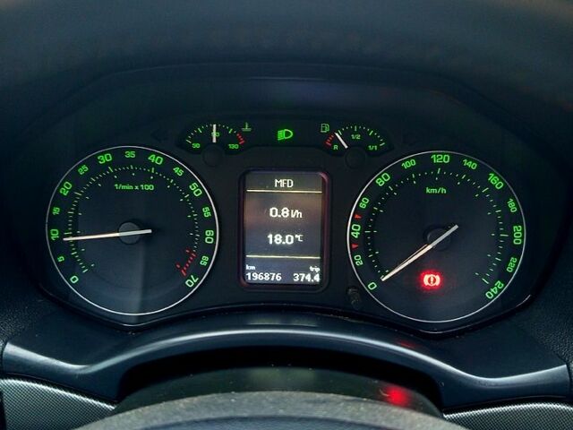 Черный Шкода Октавия, объемом двигателя 1.6 л и пробегом 199 тыс. км за 6200 $, фото 1 на Automoto.ua