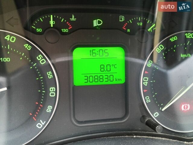 Черный Шкода Октавия, объемом двигателя 1.6 л и пробегом 309 тыс. км за 5500 $, фото 1 на Automoto.ua