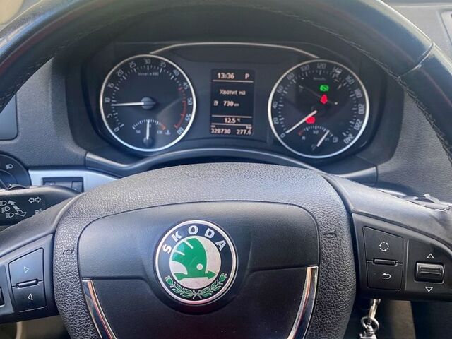 Черный Шкода Октавия, объемом двигателя 2 л и пробегом 33000 тыс. км за 8000 $, фото 1 на Automoto.ua