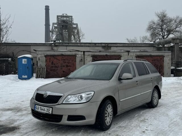 Черный Шкода Октавия, объемом двигателя 1.2 л и пробегом 246 тыс. км за 5200 $, фото 1 на Automoto.ua