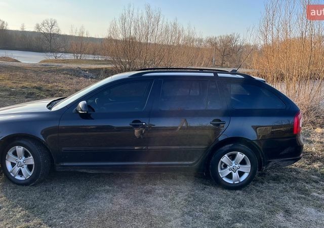 Черный Шкода Октавия, объемом двигателя 1.6 л и пробегом 232 тыс. км за 7500 $, фото 1 на Automoto.ua