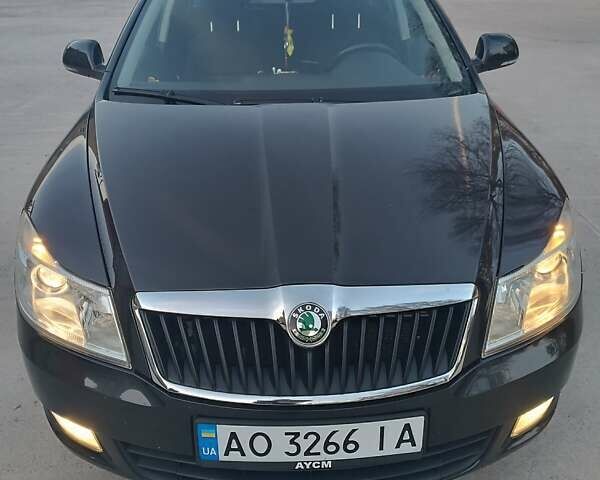 Черный Шкода Октавия, объемом двигателя 1.6 л и пробегом 218 тыс. км за 8000 $, фото 1 на Automoto.ua