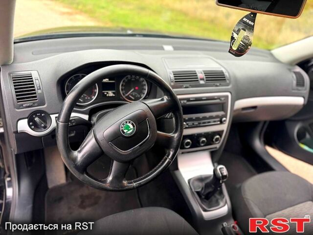 Черный Шкода Октавия, объемом двигателя 1.8 л и пробегом 216 тыс. км за 8300 $, фото 1 на Automoto.ua