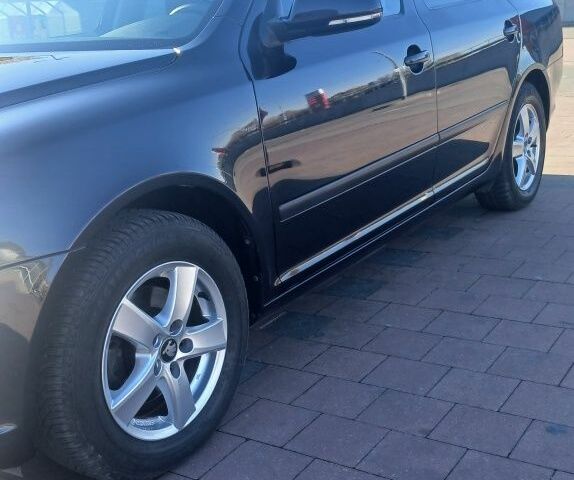 Черный Шкода Октавия, объемом двигателя 1 л и пробегом 214 тыс. км за 4842 $, фото 1 на Automoto.ua