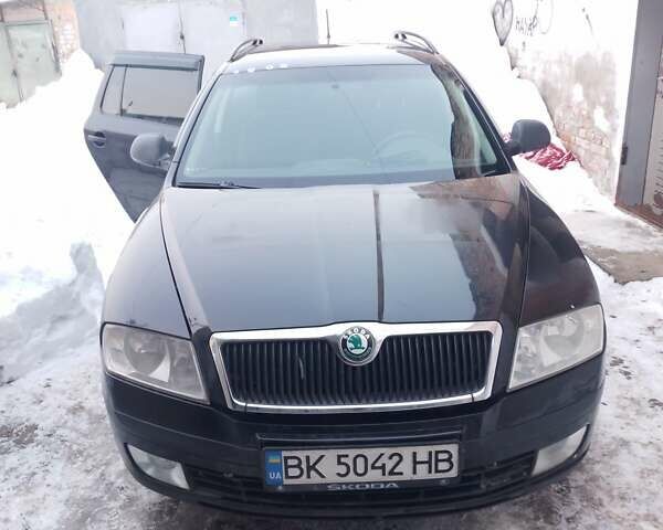 Черный Шкода Октавия, объемом двигателя 1.6 л и пробегом 317 тыс. км за 5550 $, фото 1 на Automoto.ua
